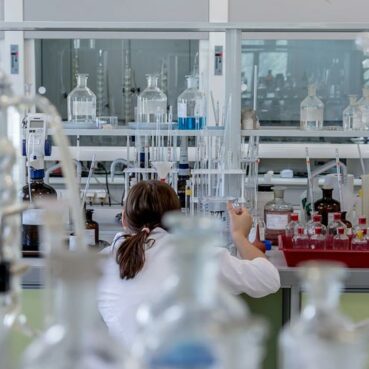Proper Ways to Store Laboratory Glassware