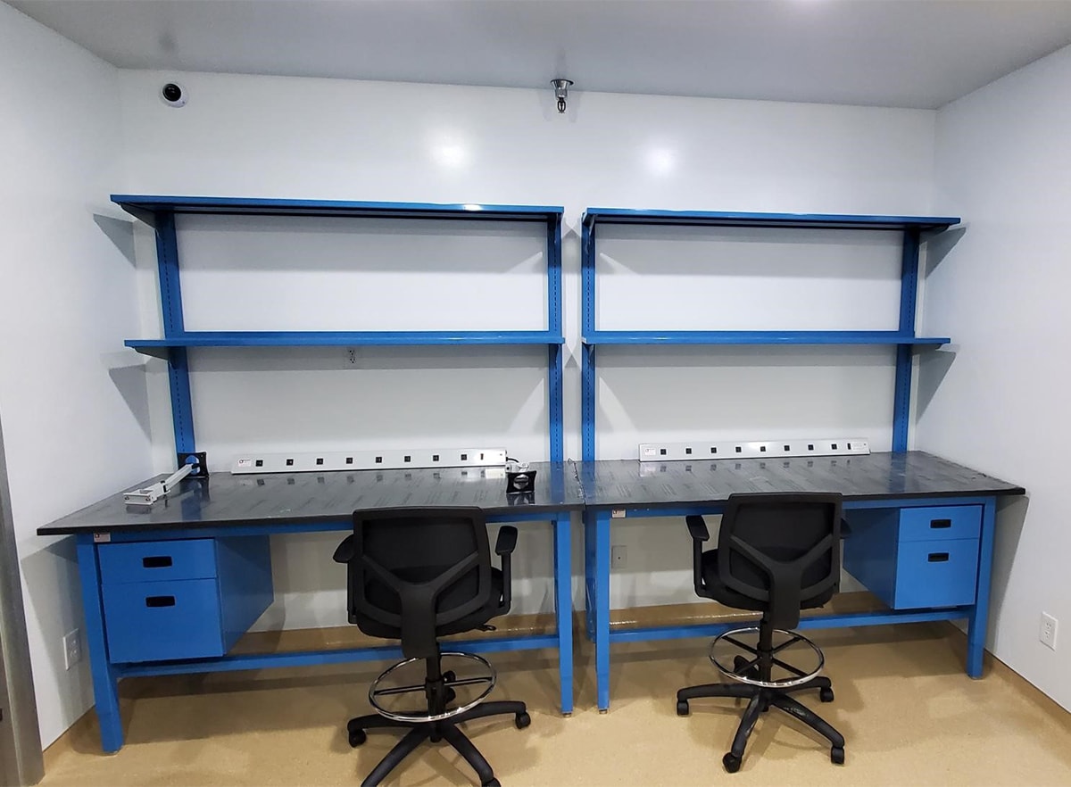 Workbench with shelves 1200