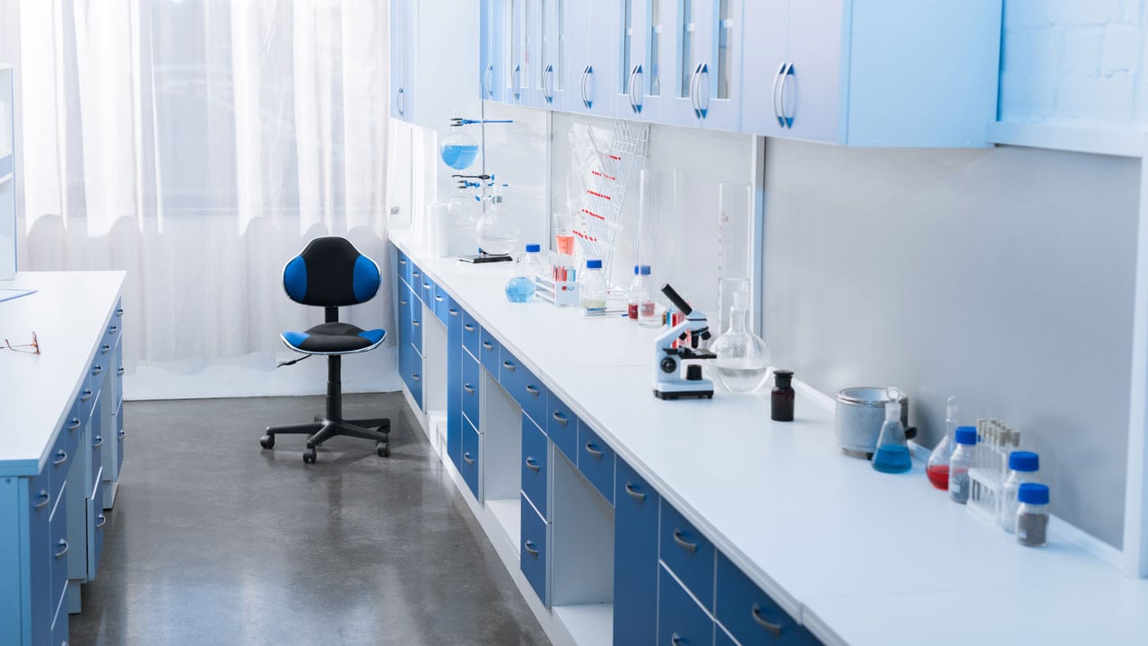 4 Ways to Increase Productivity with Laboratory Desks and Workstation